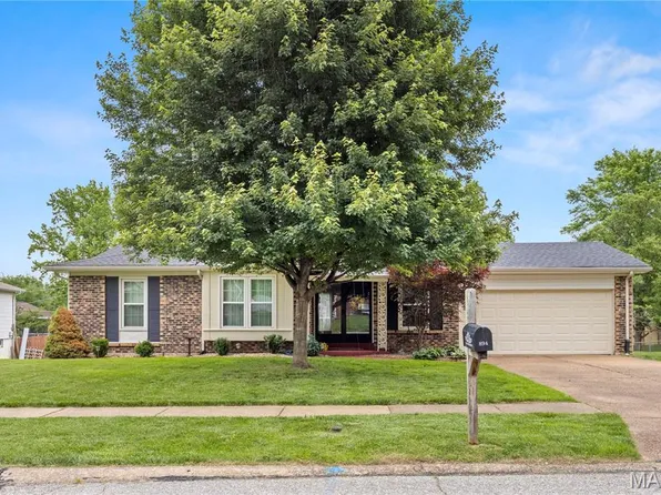 894 Napoli Dr, Ballwin, MO 63021