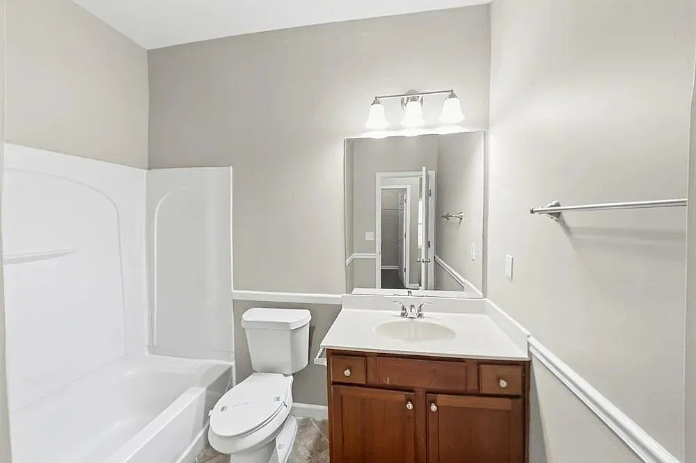 3 bed, 8.0 bath, 2400 sqft, $1,580 — Photo 3