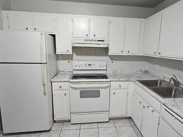 200 S Waters Edge Dr APT 301, Glendale Heights, IL 60139