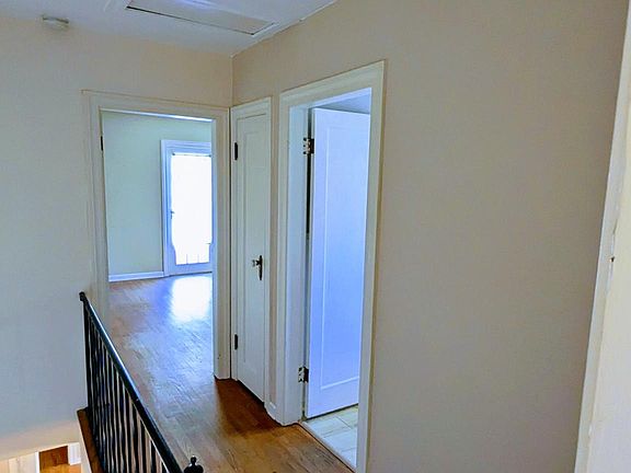 5th image of 1639 Lawrence Ave