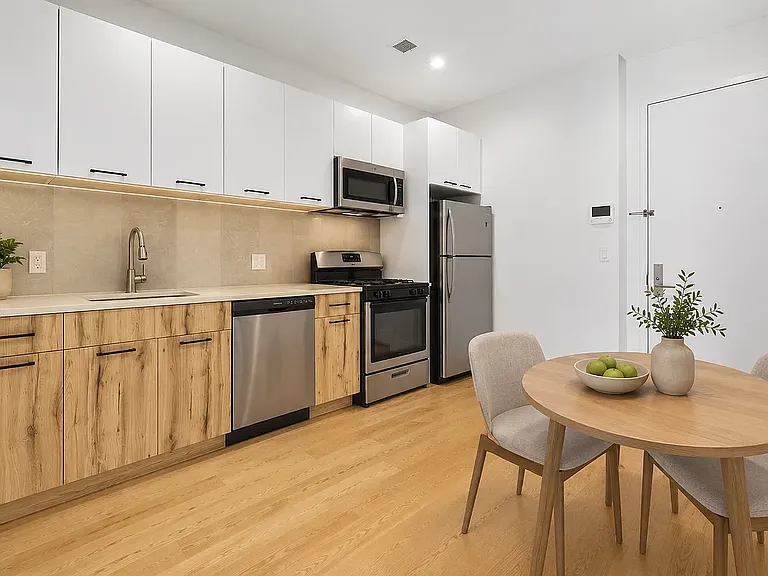 924 De Kalb Ave #401M — Photo 2
