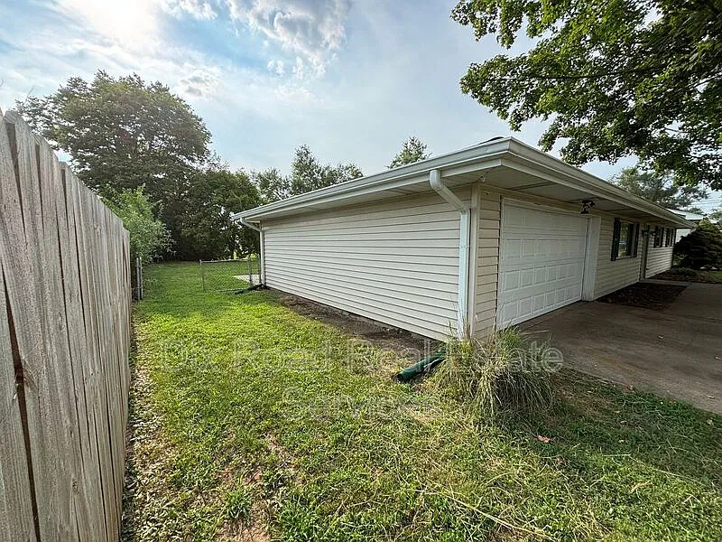 3 bed, 1.0 bath, 1222 sqft, $1,695 — Photo 3