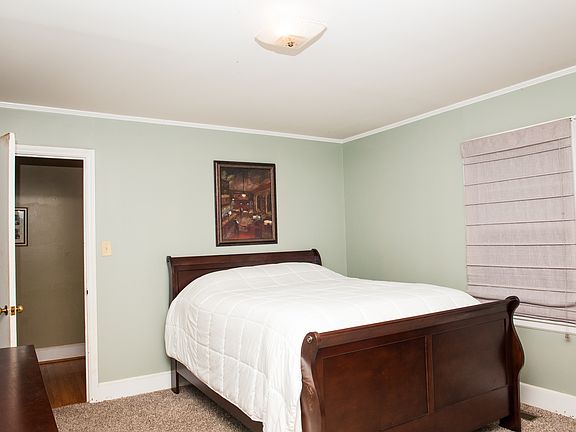4th image of 1046 Spratt Street