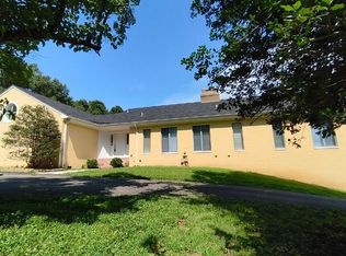 901 Walker Rd, Great Falls, VA 22066
