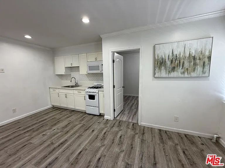 2922 S Budlong Ave #7 — Photo 9