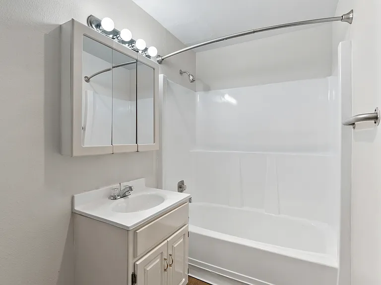 2 Bed 1 Bath - End Unit - 793 Sq Ft 2 Bed 1 Bath - End Unit - 793 Sq Ft