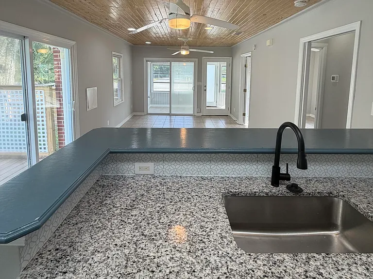736 W King St #A — Photo 8