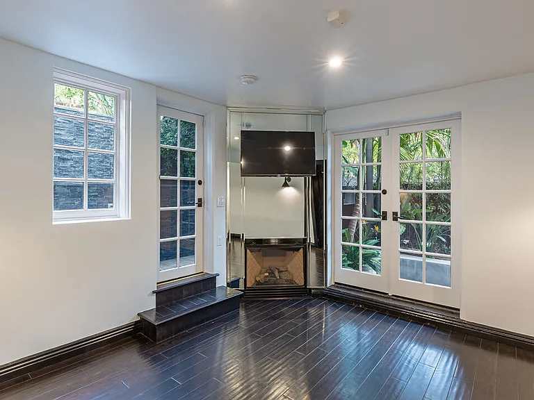 1467 N Kings Rd — Photo 24