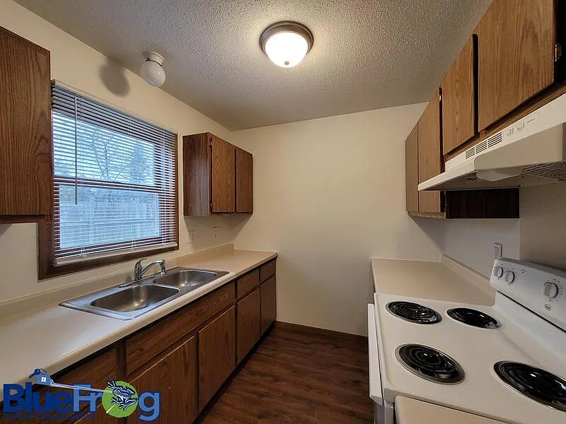 2 bed, 1.0 bath, $799 — Photo 2