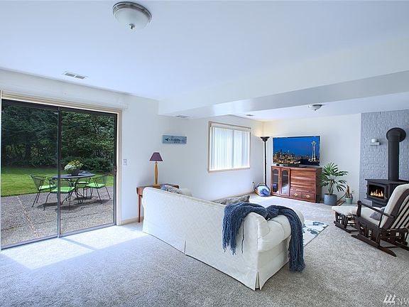 4th image of 24721 SE Mirrormont Way