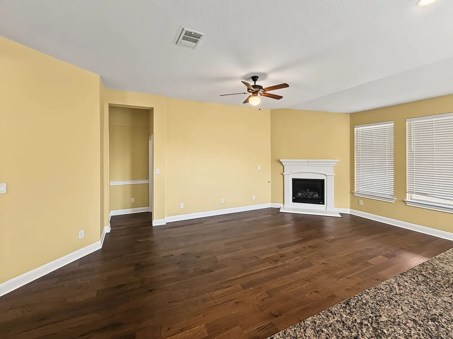 Beautiful 3 bedroom home with over 2,000 sq ft! — Photo 3