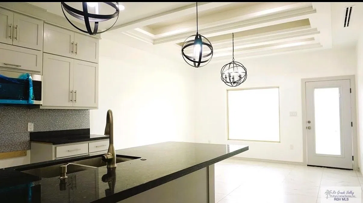 3 bed, 1550 sqft, $2,500 — Photo 4
