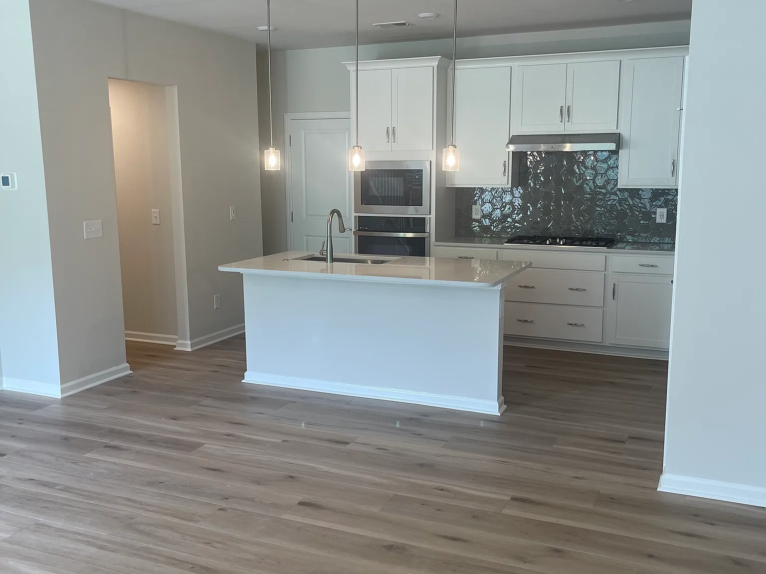 3 bed, 2.5 bath, 1720 sqft, $2,175 — Photo 2
