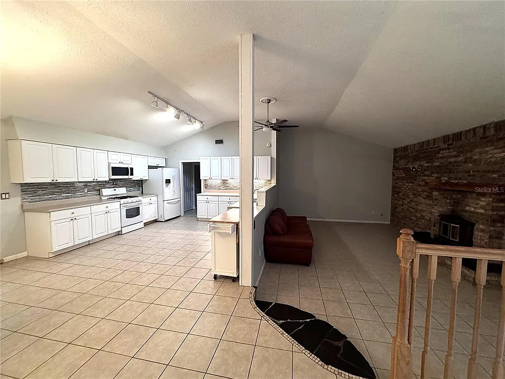 3 bed, 2.5 bath, 2902 sqft, $2,500 — Photo 3