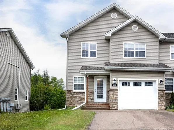 317 Dolbeau, Dieppe, NB E1A 9P9