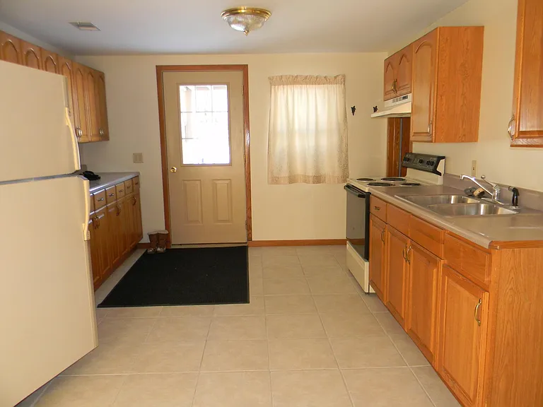 636 E Grand River Ave — Photo 4