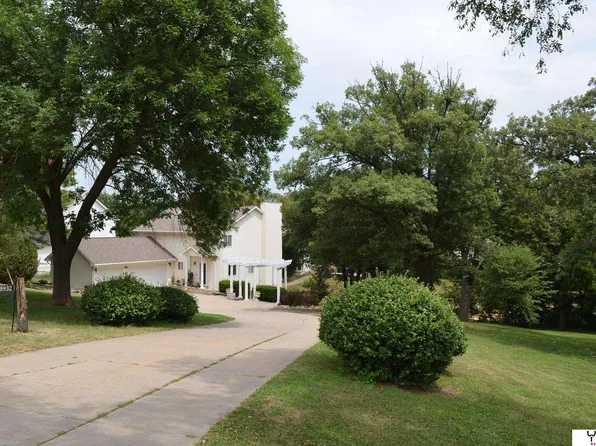 8932 Cass Cir, Plattsmouth, NE 68048