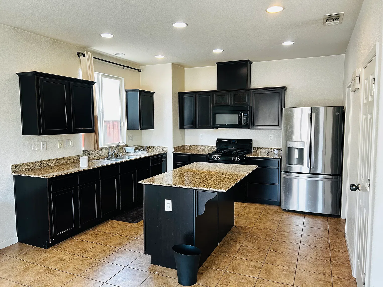 4 bed, 1773 sqft, $2,700 — Photo 4