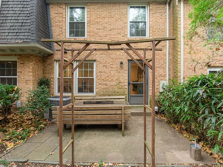2320 Sanford St — Photo 24