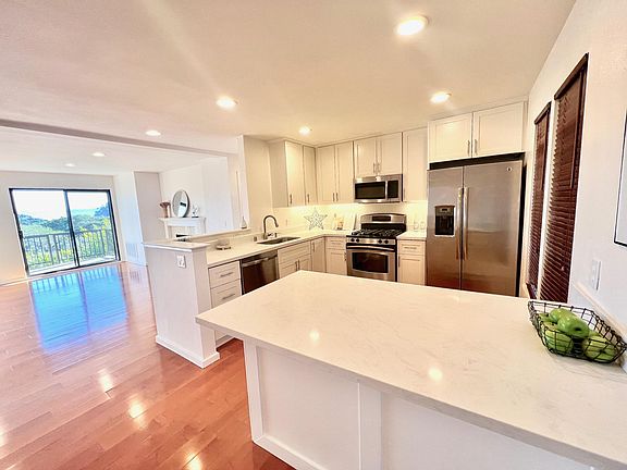 5th image of 10 Harbor Oak Dr APT 11