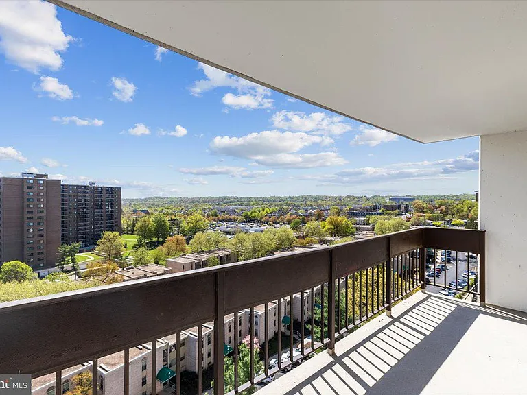 5300 Holmes Run Pkwy #1210 — Photo 2