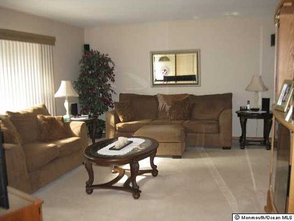 3rd image of 609 Windward Ave