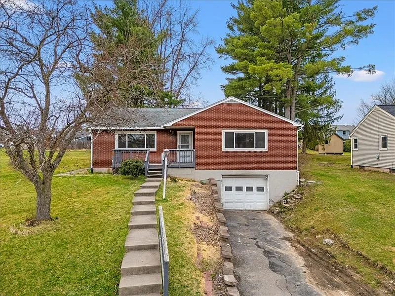 3 bed, 1.5 bath, 1616 sqft, $2,400 — Photo 1