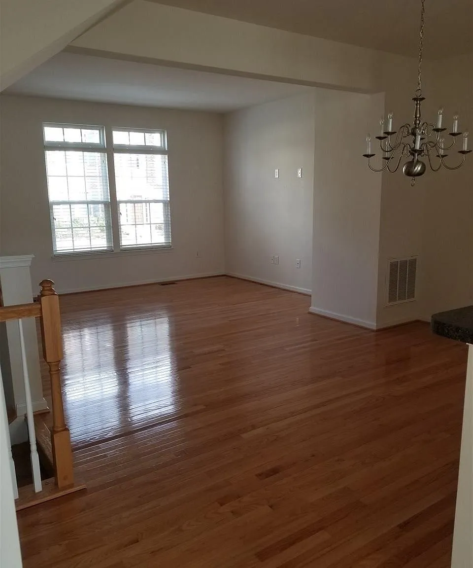 3 bed, 2.5 bath, 1622 sqft, $2,300 — Photo 3