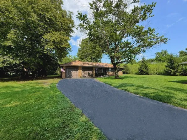 1106 E Pearl Dr, Mahomet, IL 61853