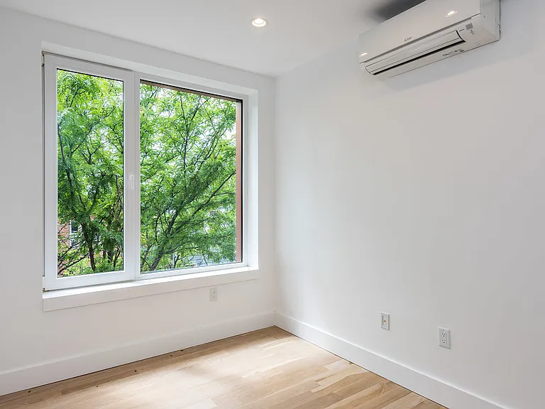 4 N Henry #3B — Photo 21