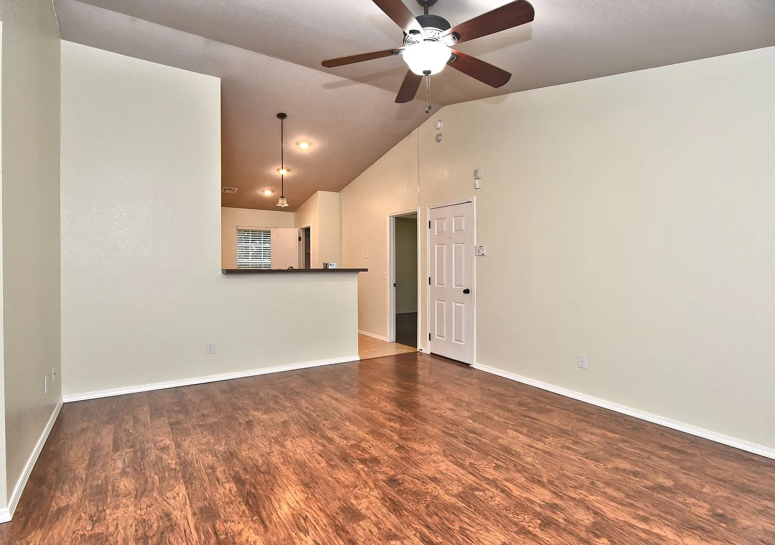 Adorable and move-in ready! — Photo 4