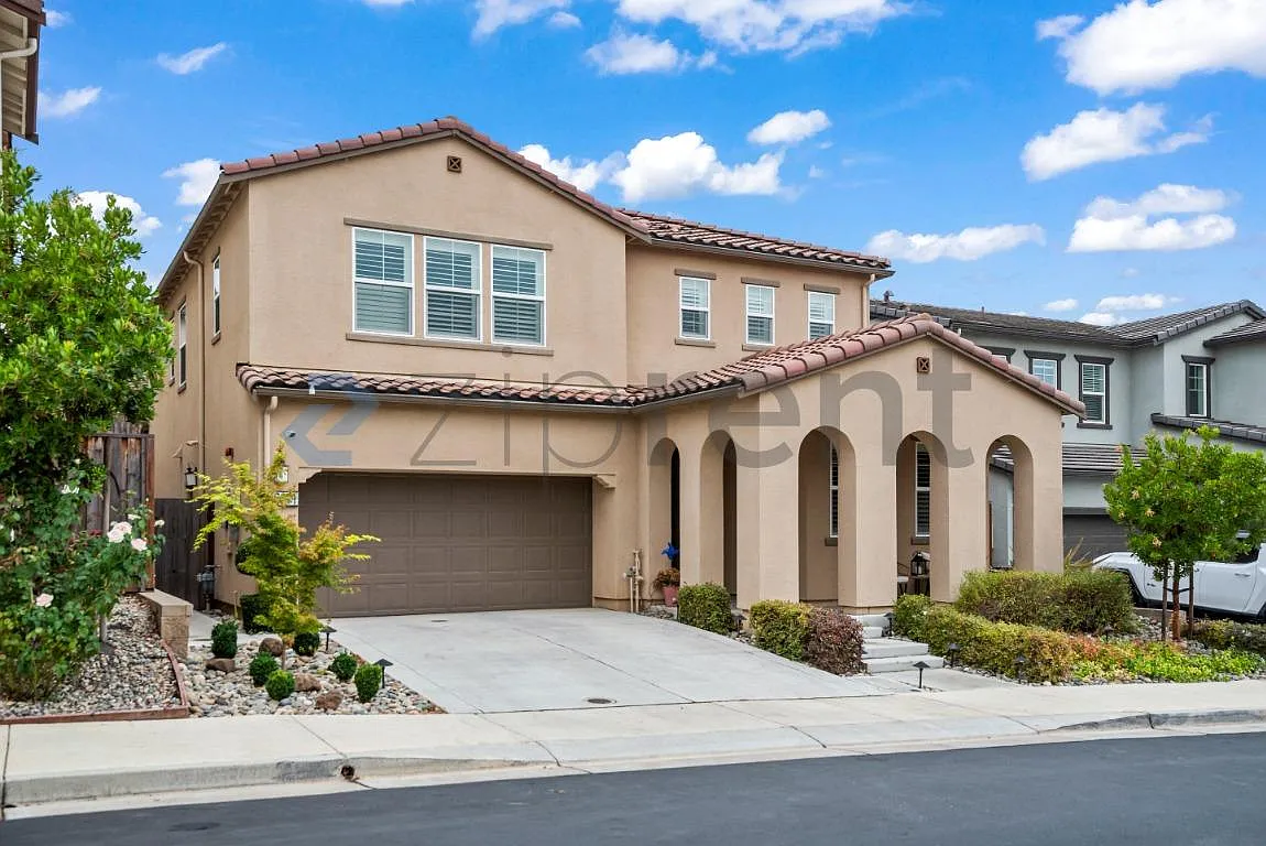 5 bed, 2984 sqft, $5,250 — Photo 2