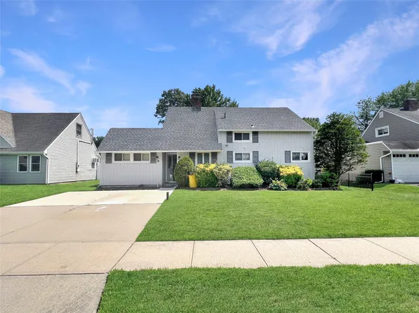 56 Arrow Lane, Hicksville, NY 11801