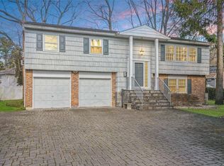 35 Maryetta Ct, Syosset, NY 11791