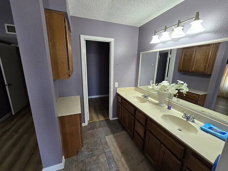 413 W Beverly Ln — Photo 3