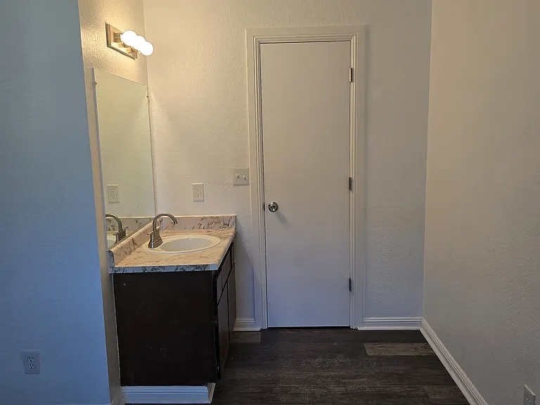 Echo Manor Apartments — Photo 6