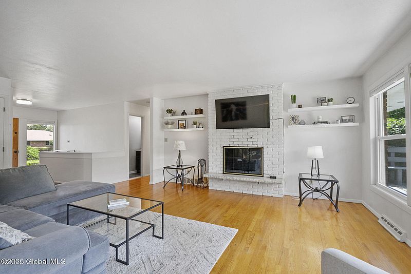 5th image of 102 Fairlawn Avenue