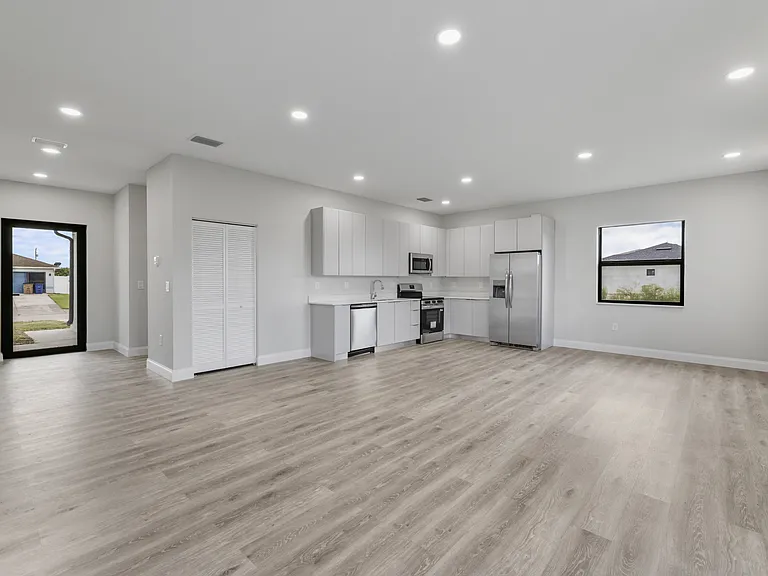 727 Cane St E — Photo 14