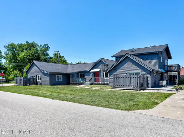 68 S 3rd Ave, Fruitport, MI 49415