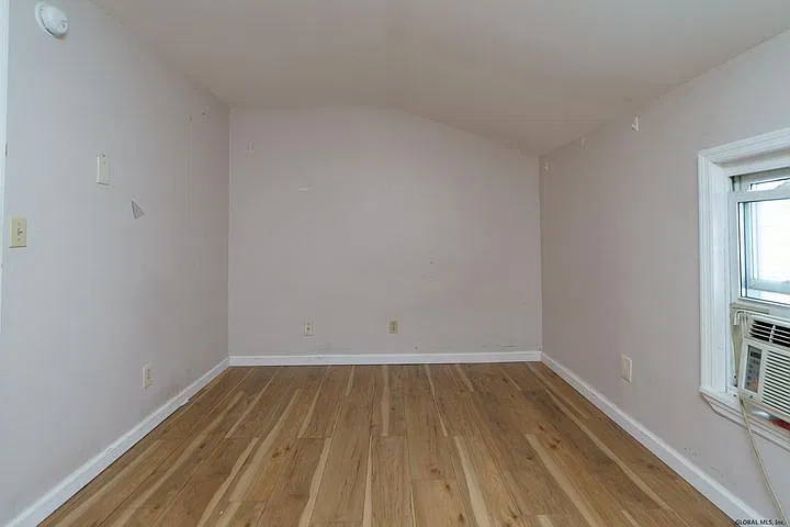 93 6th Ave — Photo 3