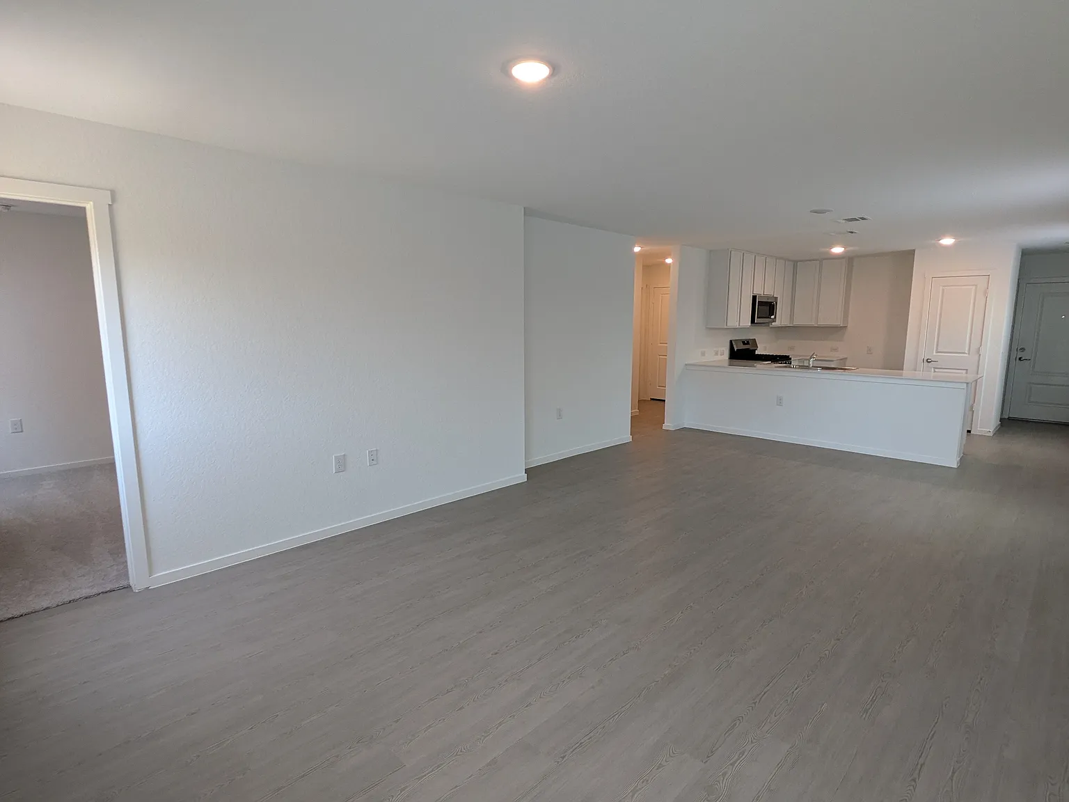 4 bed, 2.5 bath, 1692 sqft, $1,691 — Photo 3