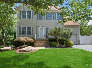 7 Hampton Ct, Matawan, NJ 07747