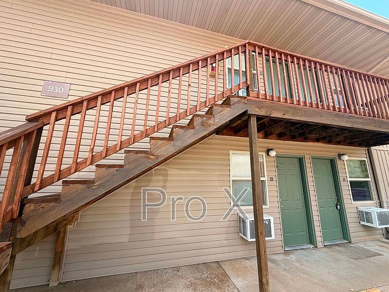 1st image of 930 N Goetz Blvd #1