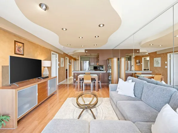 888 Pacific St #1209, Vancouver, BC V6Z 2S6