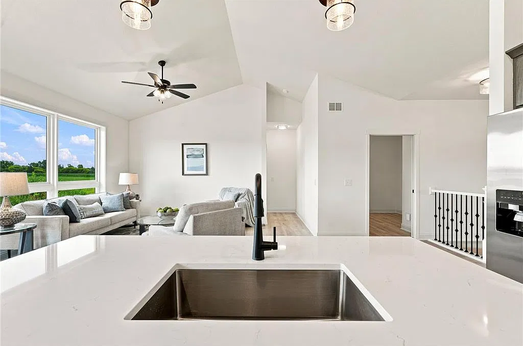 4 bed, 2331 sqft, $3,995 — Photo 3