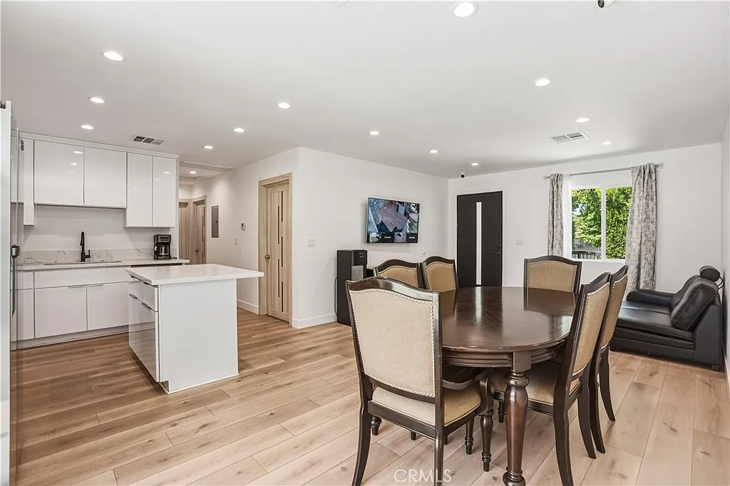 6 bed, 3.5 bath, 2200 sqft, $7,000 — Photo 3