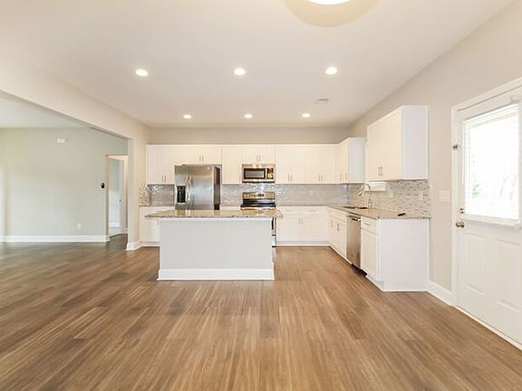 3rd image of 934 Golden Meadows Ln