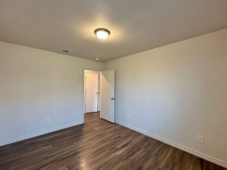 1821 Clovis Dr — Photo 15