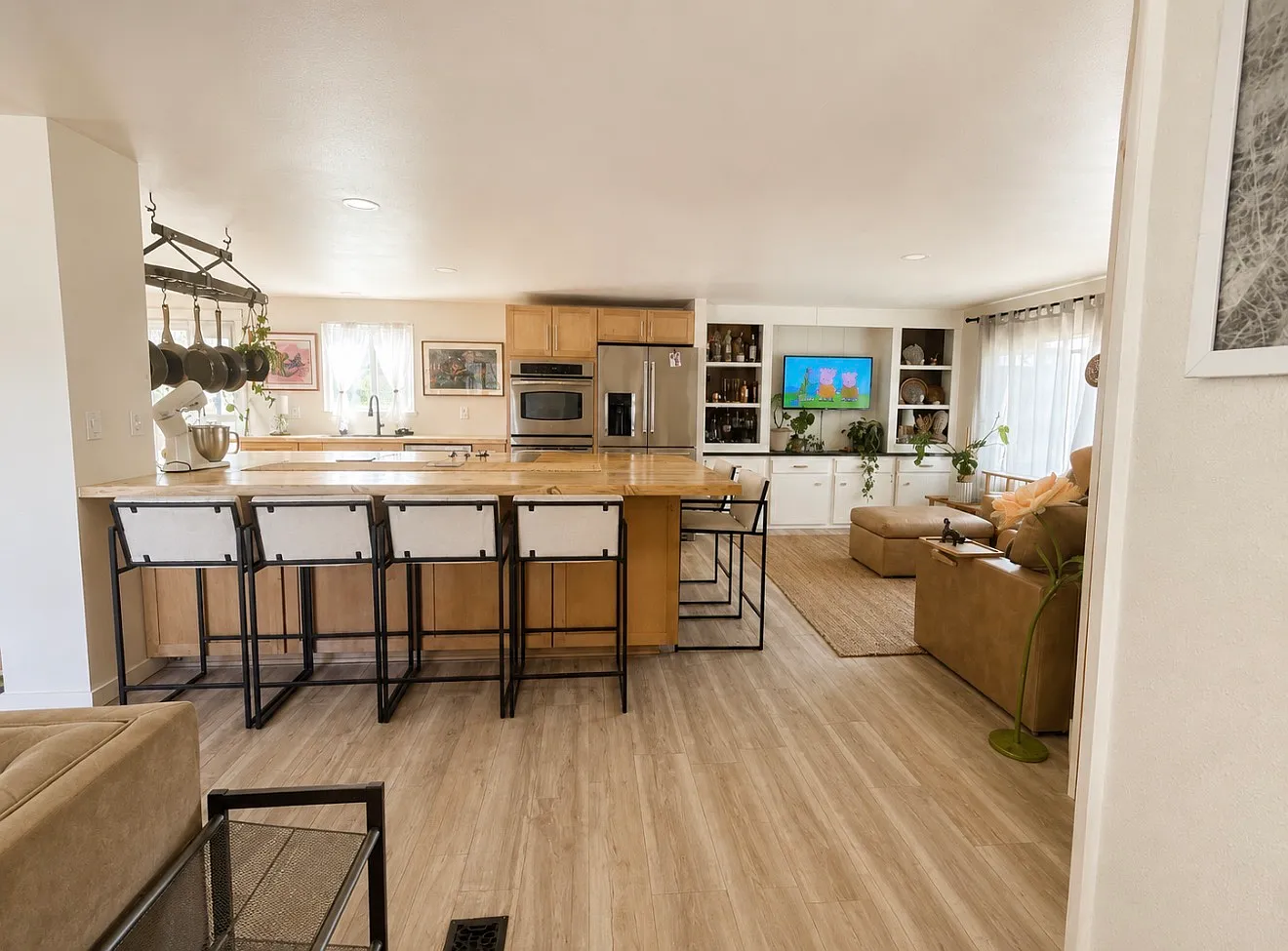 2 bed, 1000 sqft, $2,215 — Photo 3