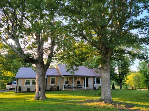 1990 Old Blacktop Rd, Mc Ewen, TN 37101